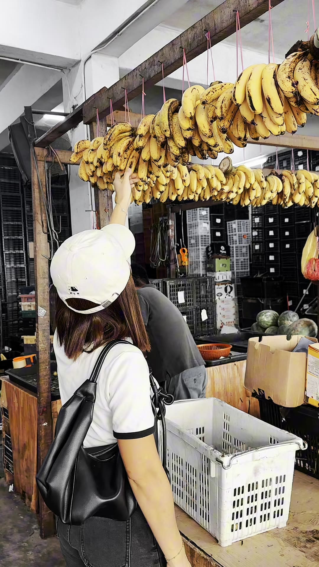 Nizz choosing Malaysian-grown Berangan bananas at the market
