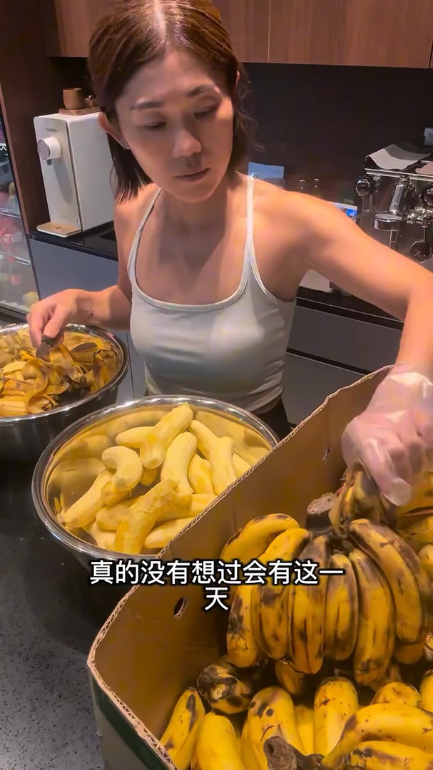 Trays and trays of bananas, Nizzcookinglab banana cake